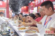 在线摇卦“嗦粉”经济火热 中国多地“食力”出圈